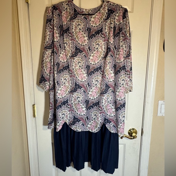 city lights Dresses & Skirts - City lights vintage 70’s 80’s silky paisley oyster hem knees length dress